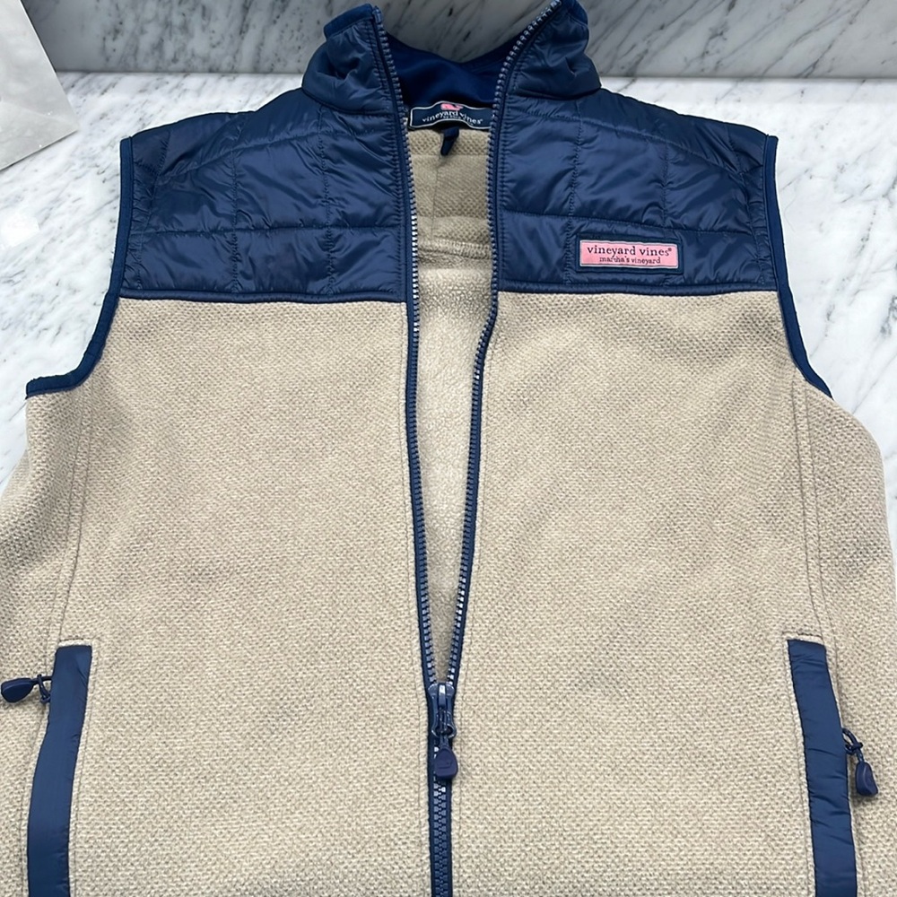 Hardly worn men’s XS vineyard vines vest. All seasons, dress up or down.